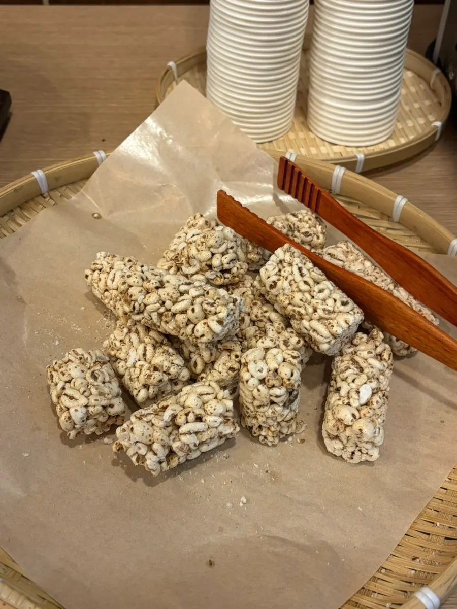 셀프바에서 담아온 반찬 접시