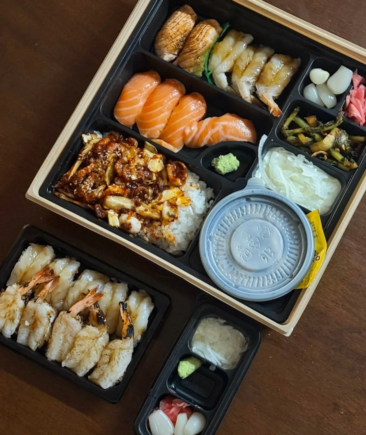 포장을 열어본 서귀포도시락과 반반새우초밥