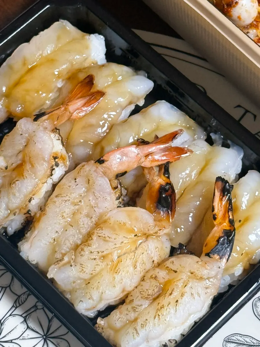 탱글한 새우가 올라간 반반새우초밥