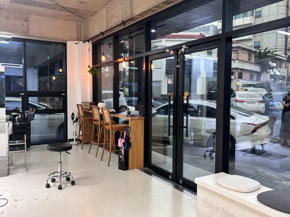 Entrance to the interior of Boreum Hair Jeju Inje