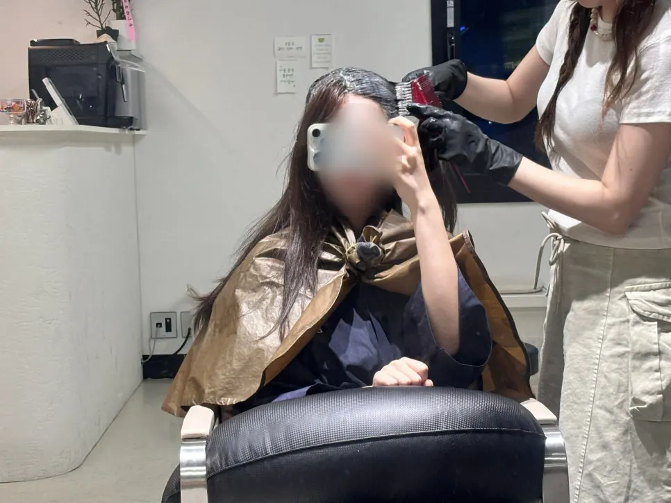 Gentle application of dye to minimize scalp irritation