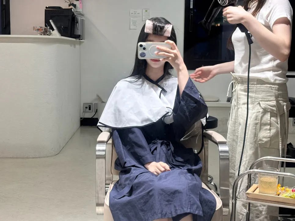 Waiting for the color to develop after applying the dye