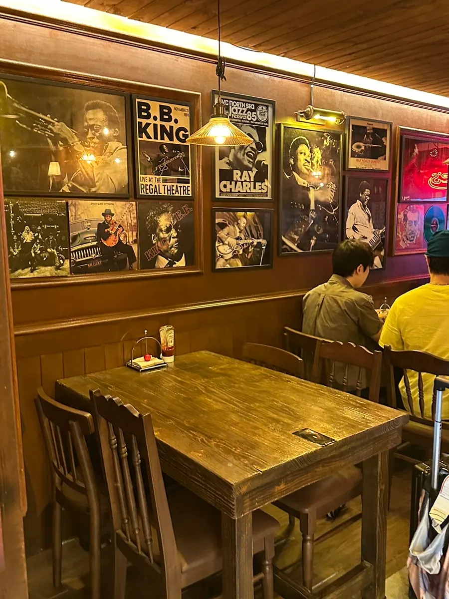 Southern American-style interior at Dixie's