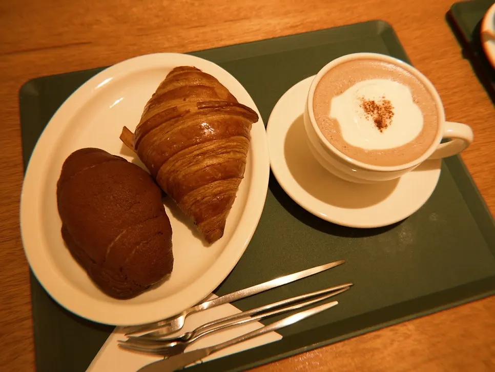 Ordering croissant and hot chocolate