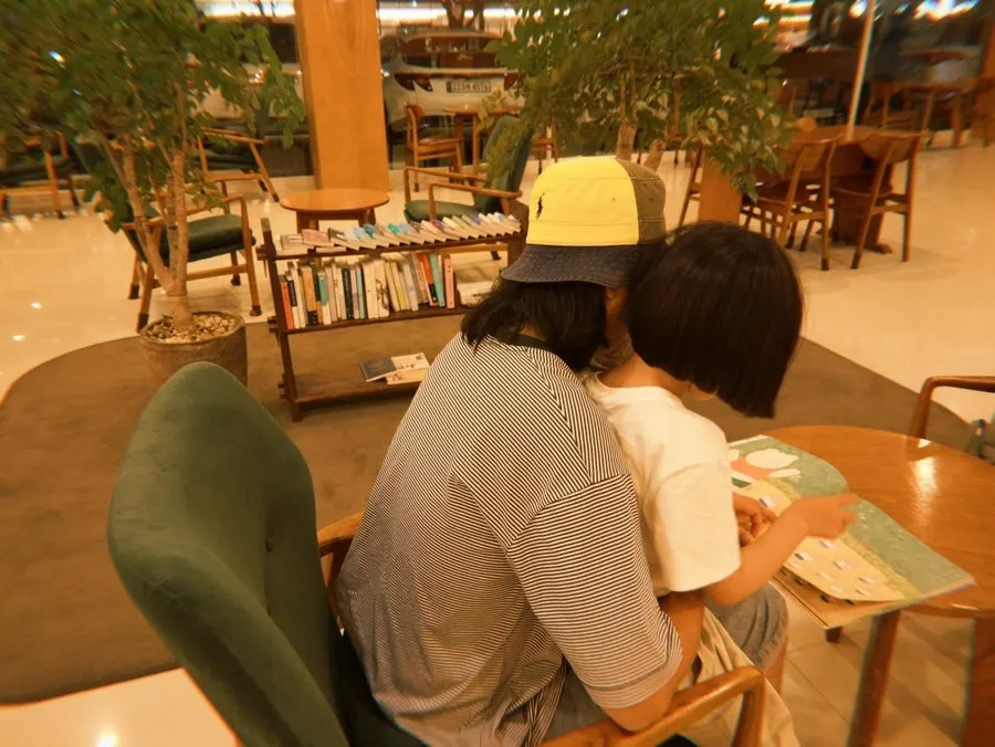 Café space good for reading books with a kid