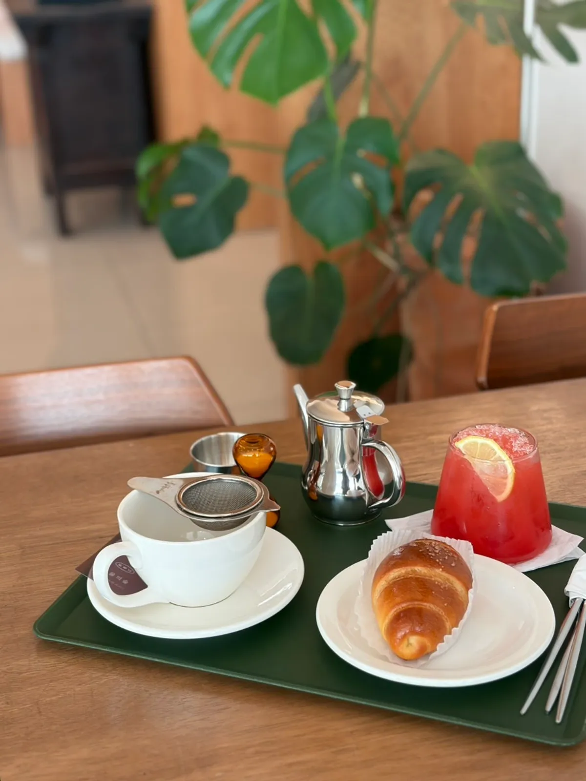 Comfortable café space with a wood-tone feel