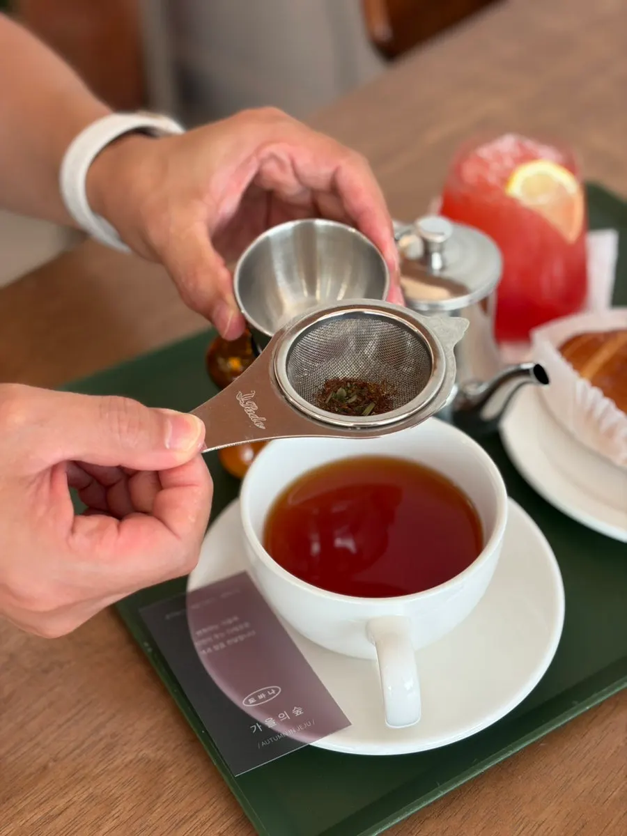 Autumn Forest herbal tea with rooibos and peppermint