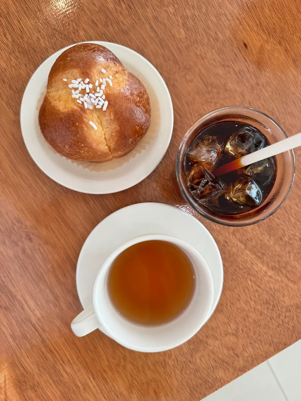 Iced Americano, Dalgurimja tea, and brioche