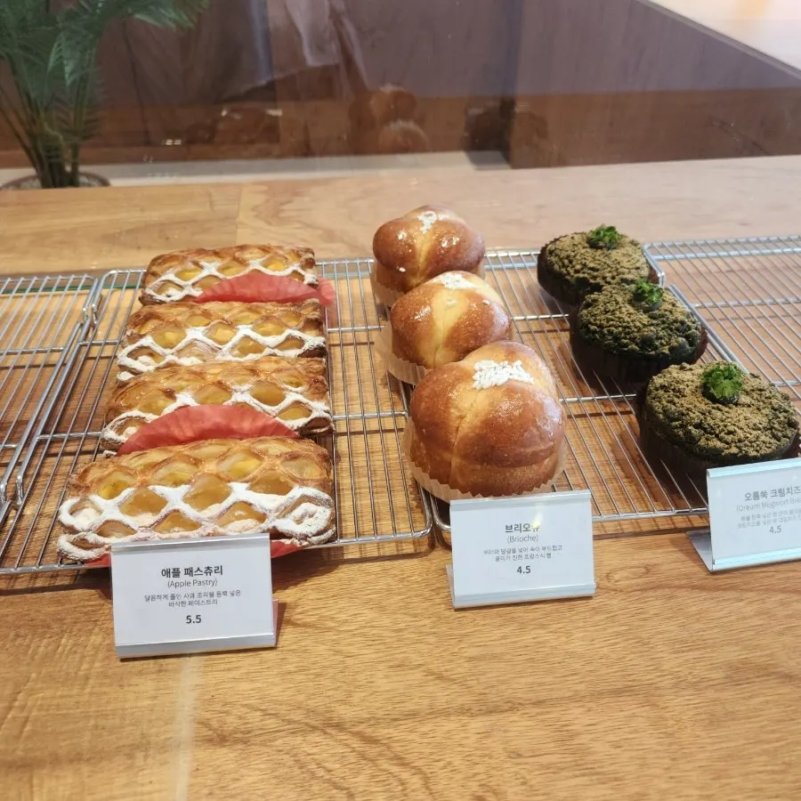 Bakery shelves at Dobana