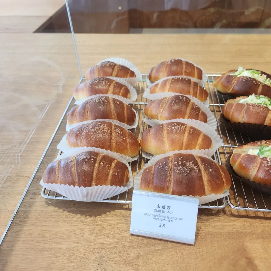 Full view of the bread display stand at Dobana