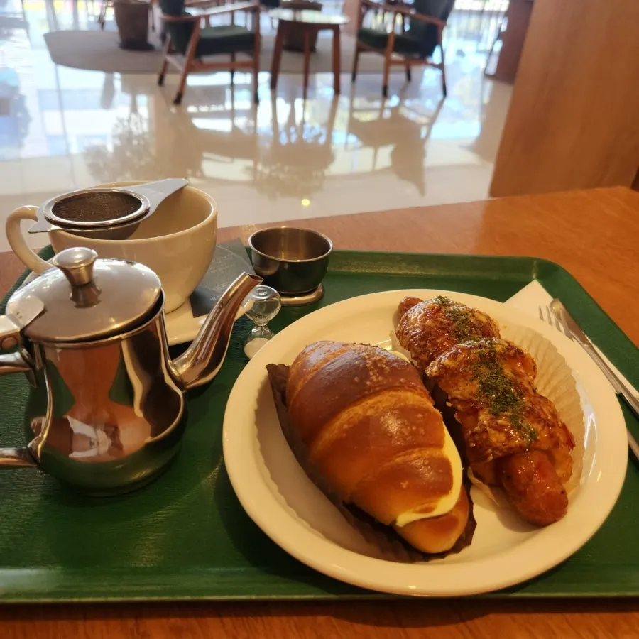 Ambeoter salt bread, chili sausage bread, and tea set at Dobana