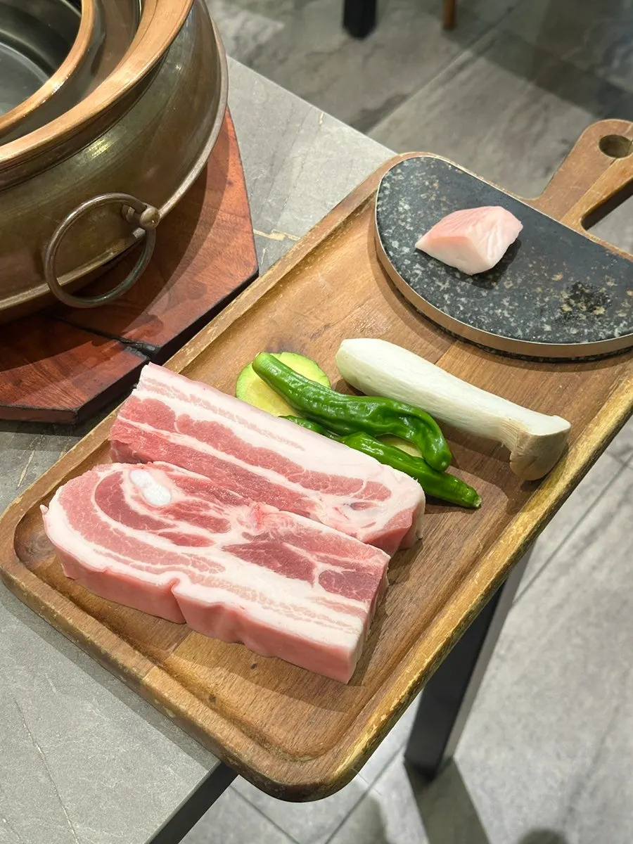 Thick-cut Jeju black pork fresh oegyeopsal, 400g