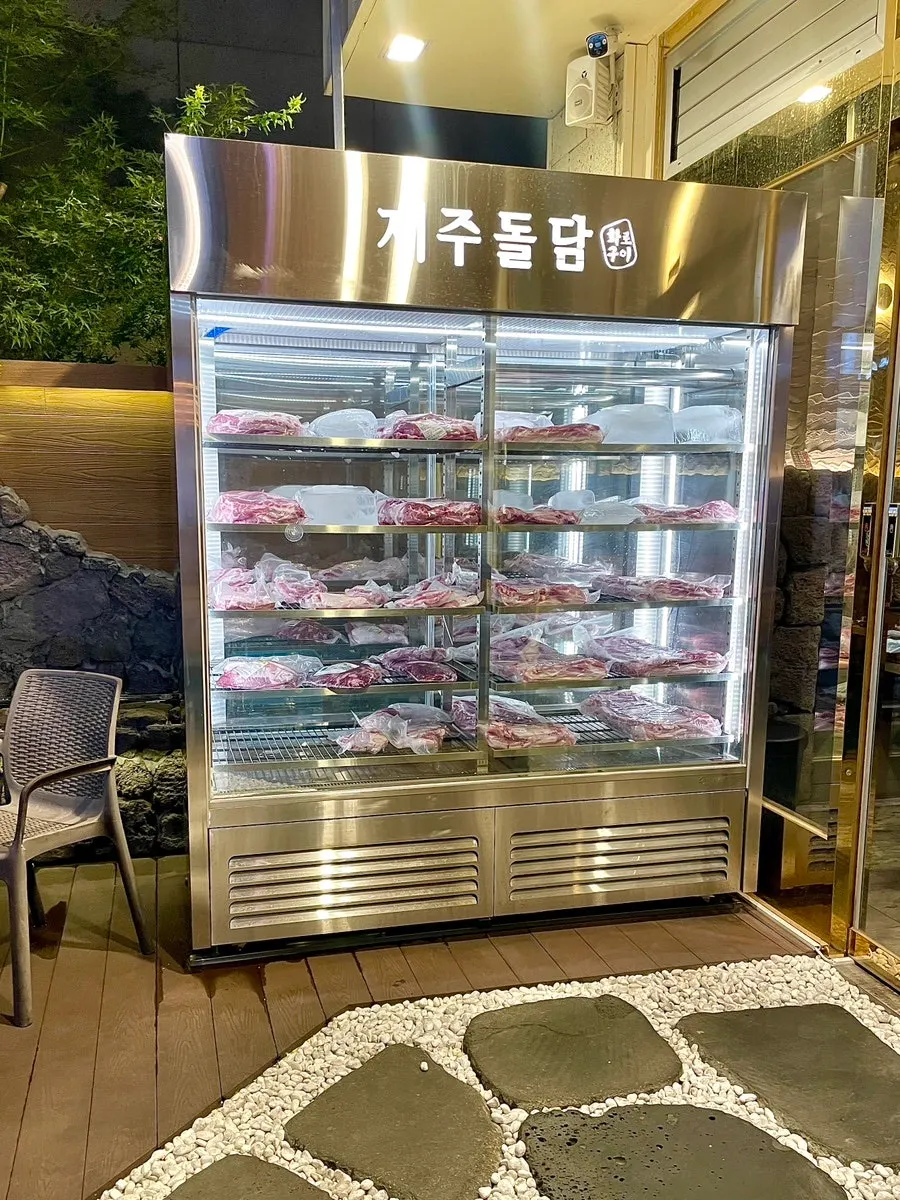 매장 안에 마련된 제주돼지 숙성고