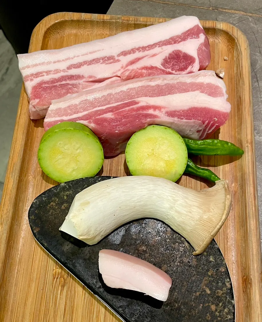 핑크빛이 도는 제주흑돼지 생오겹살 상차림
