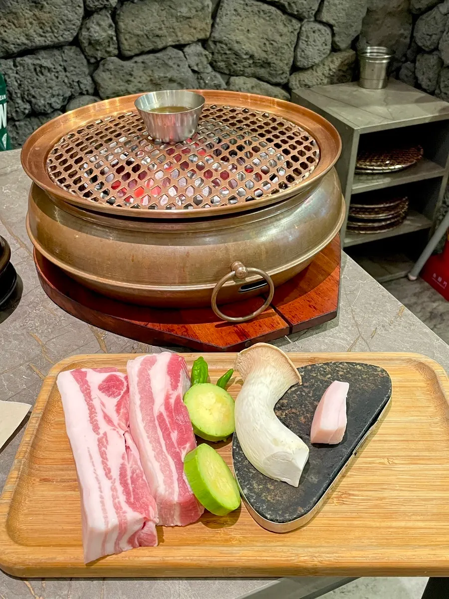 불판에 올려 익어가는 흑돼지 오겹살