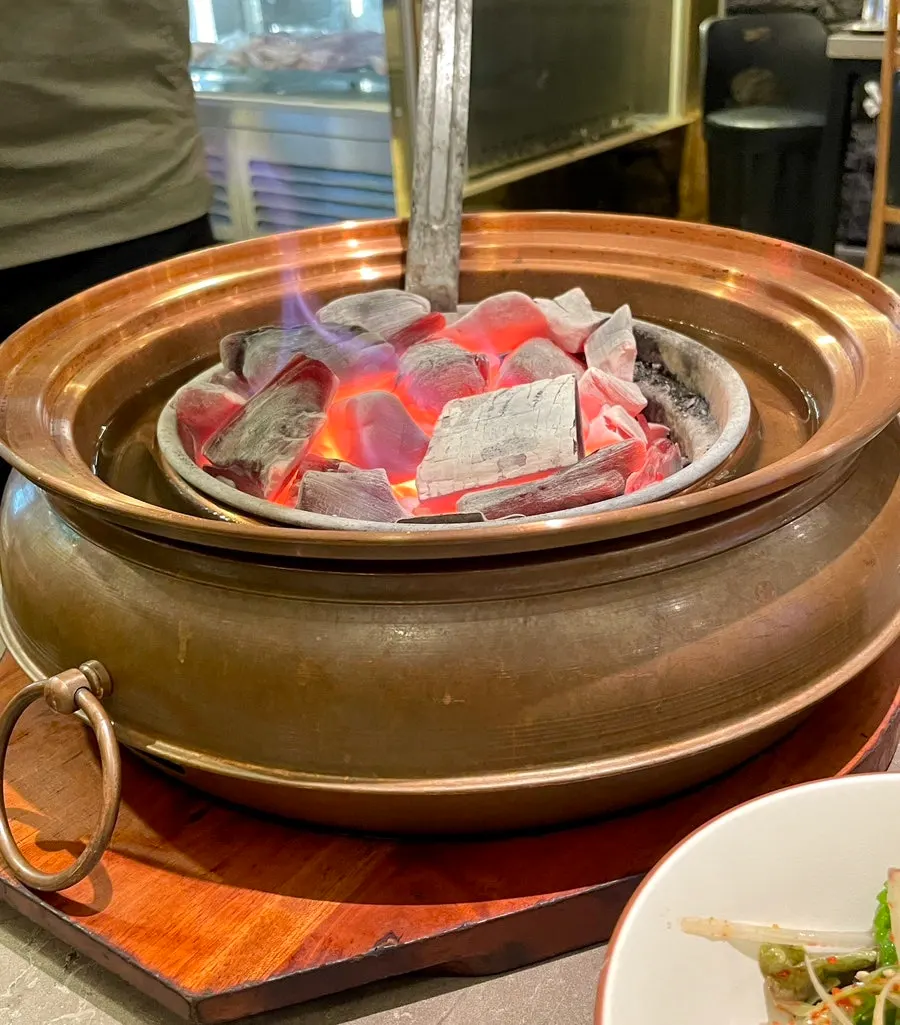 화로에서 구워지는 오겹살 근접 모습