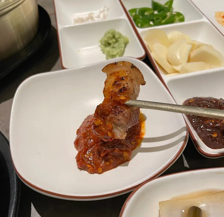 끓인 제주 멜젓에 찍은 흑돼지 오겹살