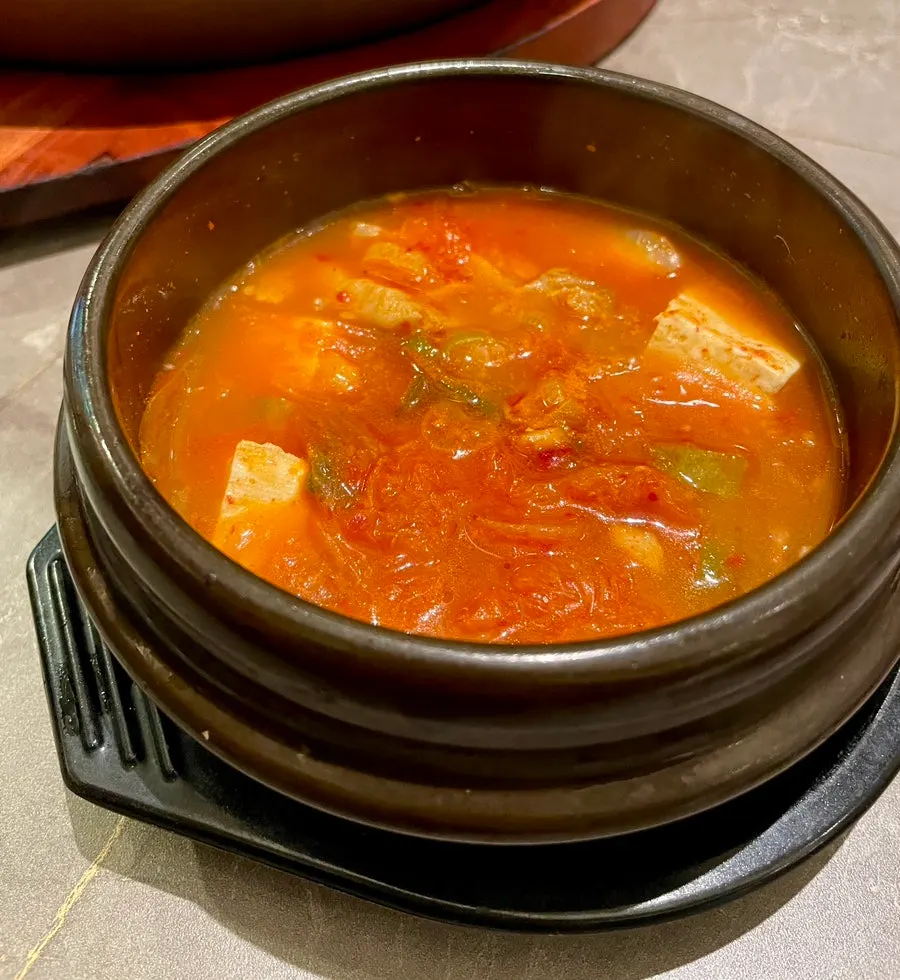 기본으로 나온 김치찌개