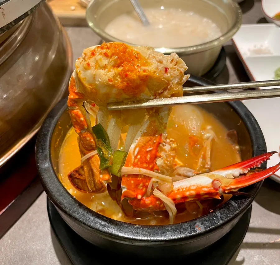 꽃게 두 마리가 들어간 꽃게된장찌개