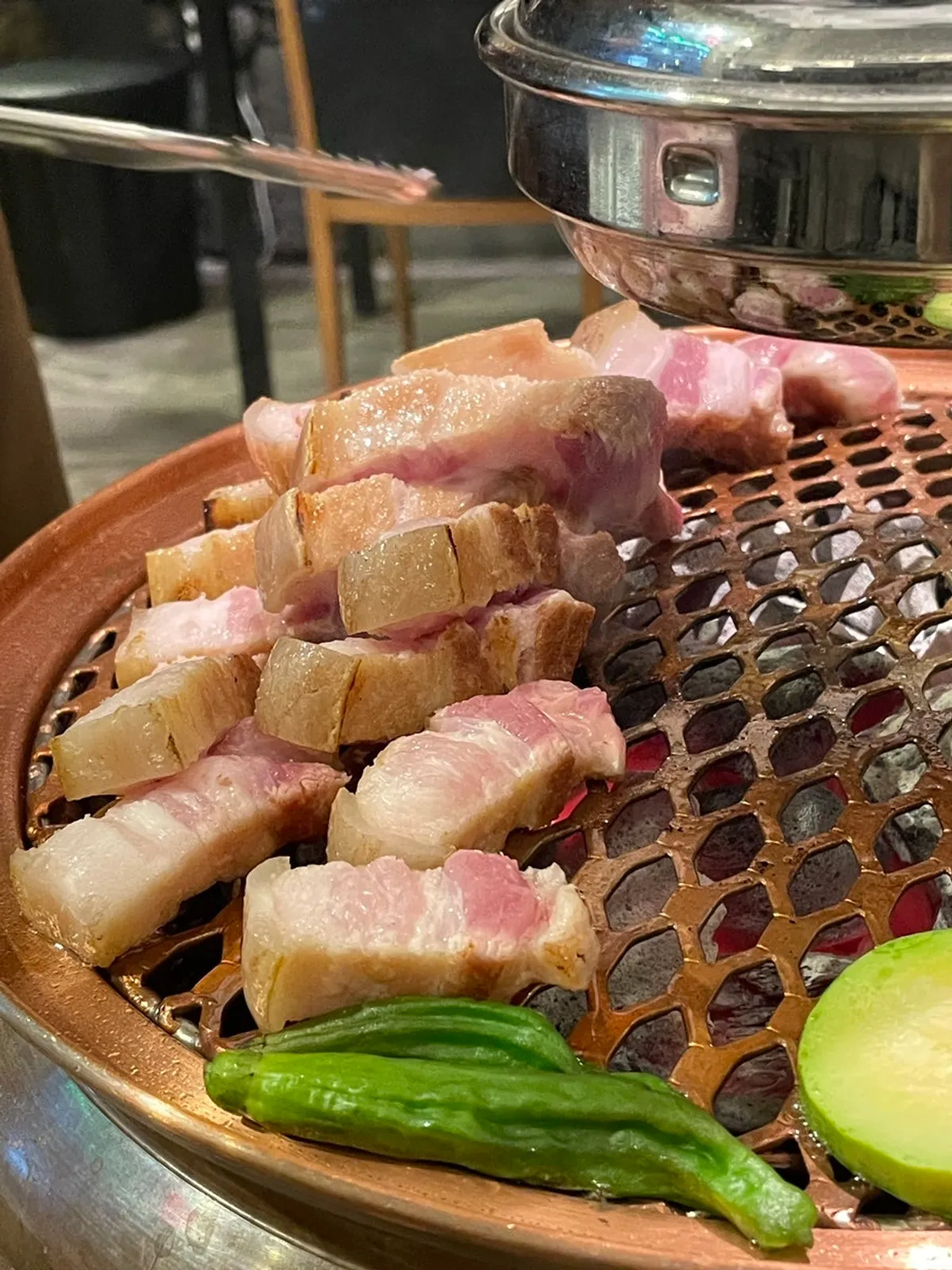 단체 손님이 식사 중인 제주돌담 홀