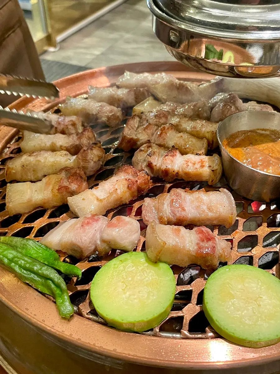구워주는 고기를 받아 먹는 2인 테이블