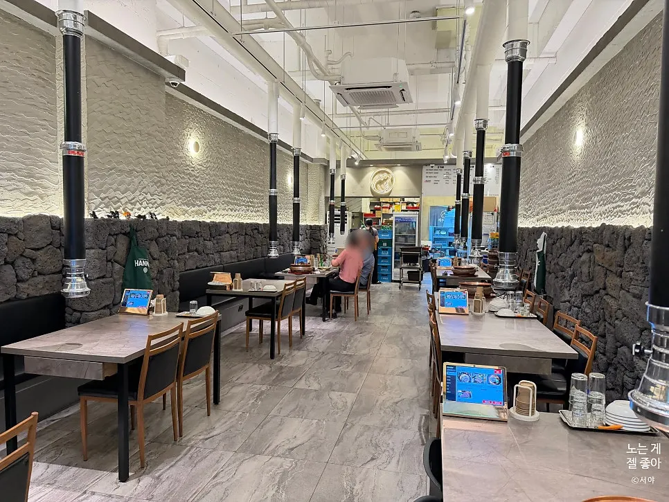 以济州风格装饰的济州石墙店内