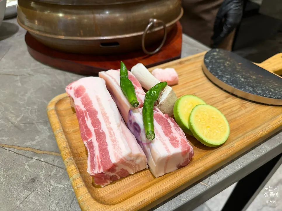 厚实端上桌的济州黑猪生五花肉400g