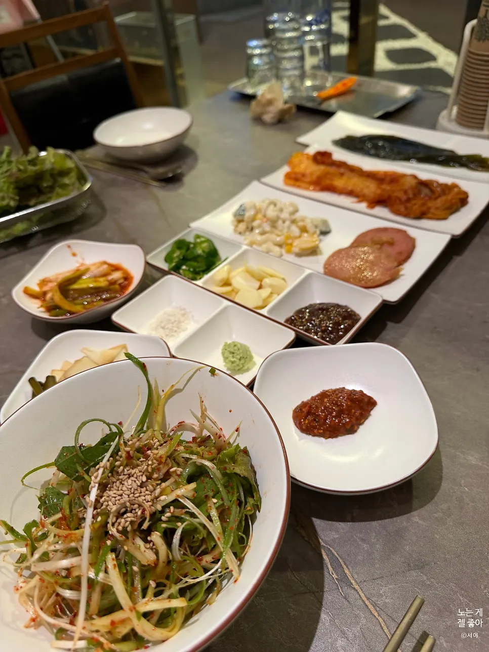 含粉色香肠的基本小菜摆盘