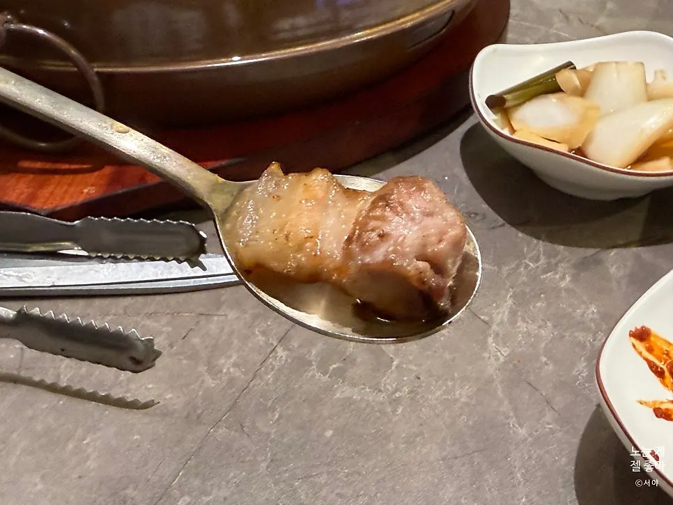 放在石板上的烤黑猪五花肉