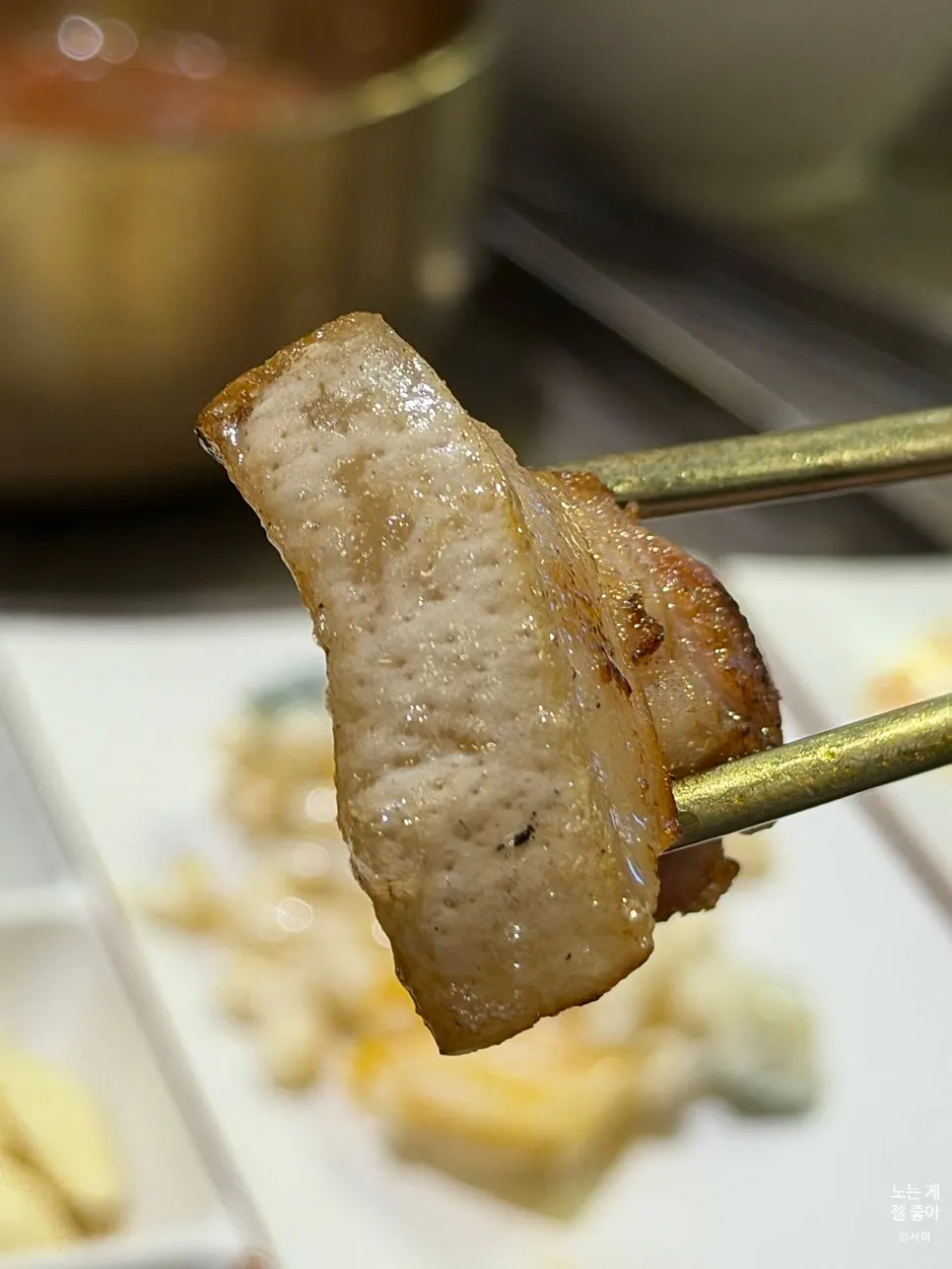 连皮一起烤好的五花肉特写