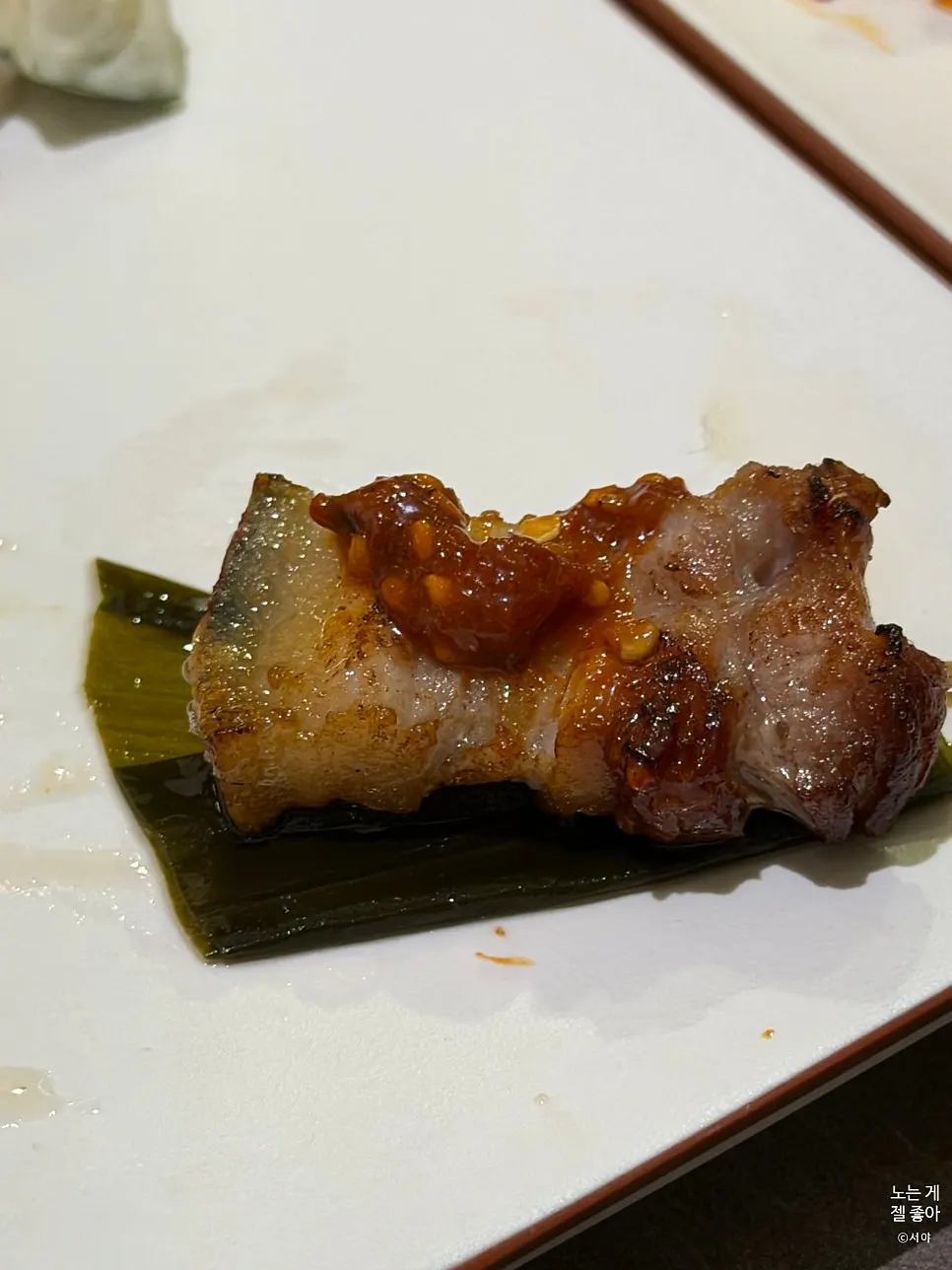 配带鱼籽酱和明太鱼芽菜的一片五花肉