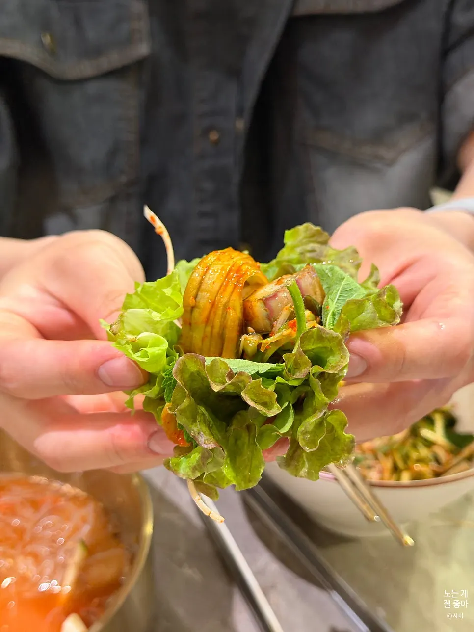 搭配生菜包和泡菜的黑猪五花肉