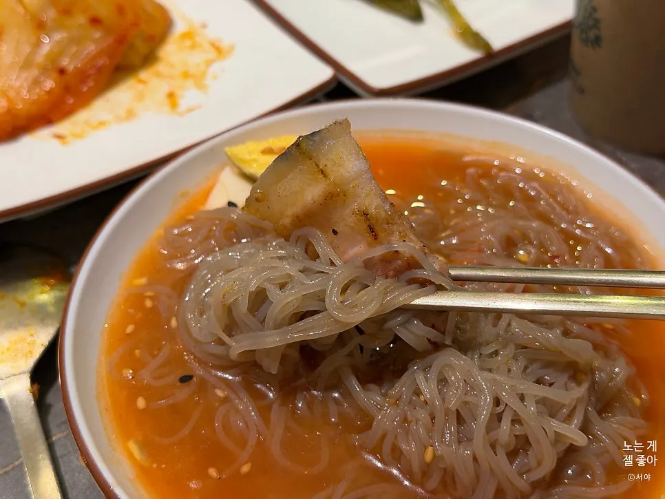 与烤肉一起点的荞麦冷面一碗