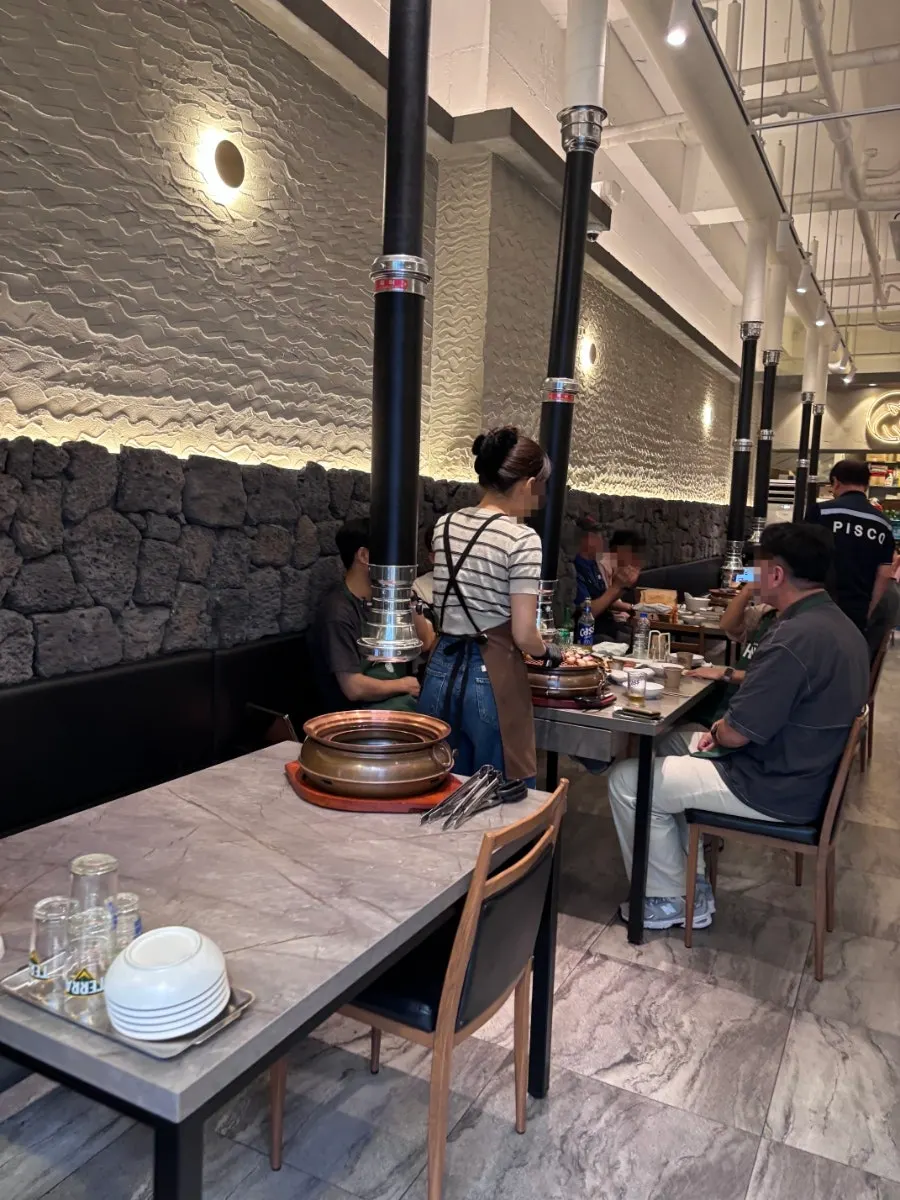 돌담 분위기의 매장 내부 테이블