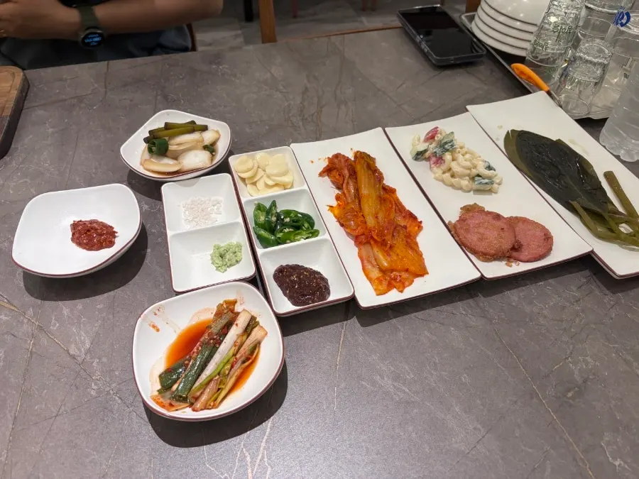 반찬이 깔린 기본 상차림