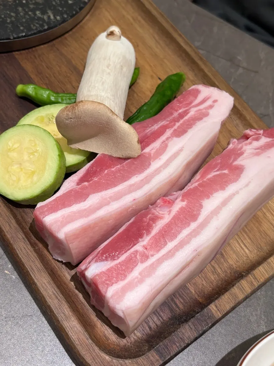 비계와 살이 섞인 제주 흑돼지 오겹살 생고기