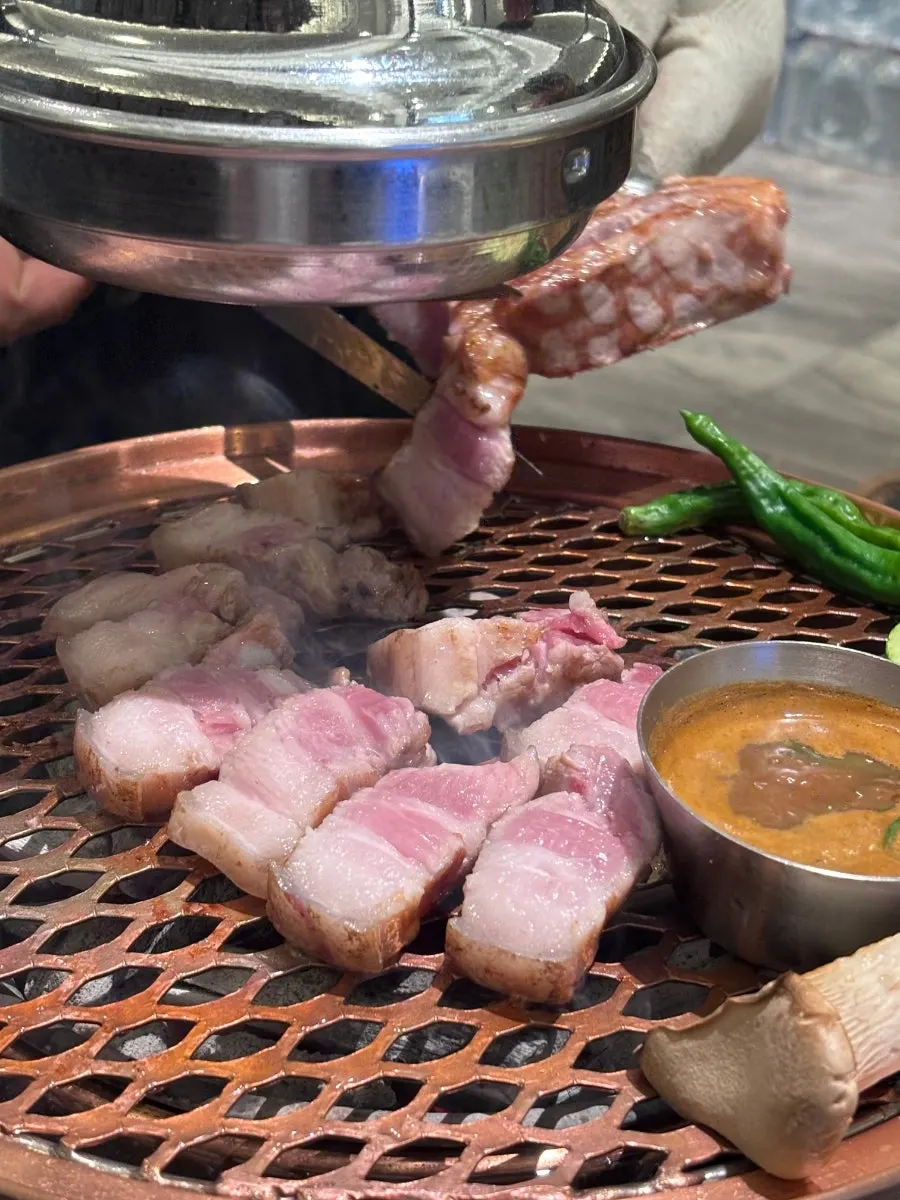 고기를 구워주는 모습