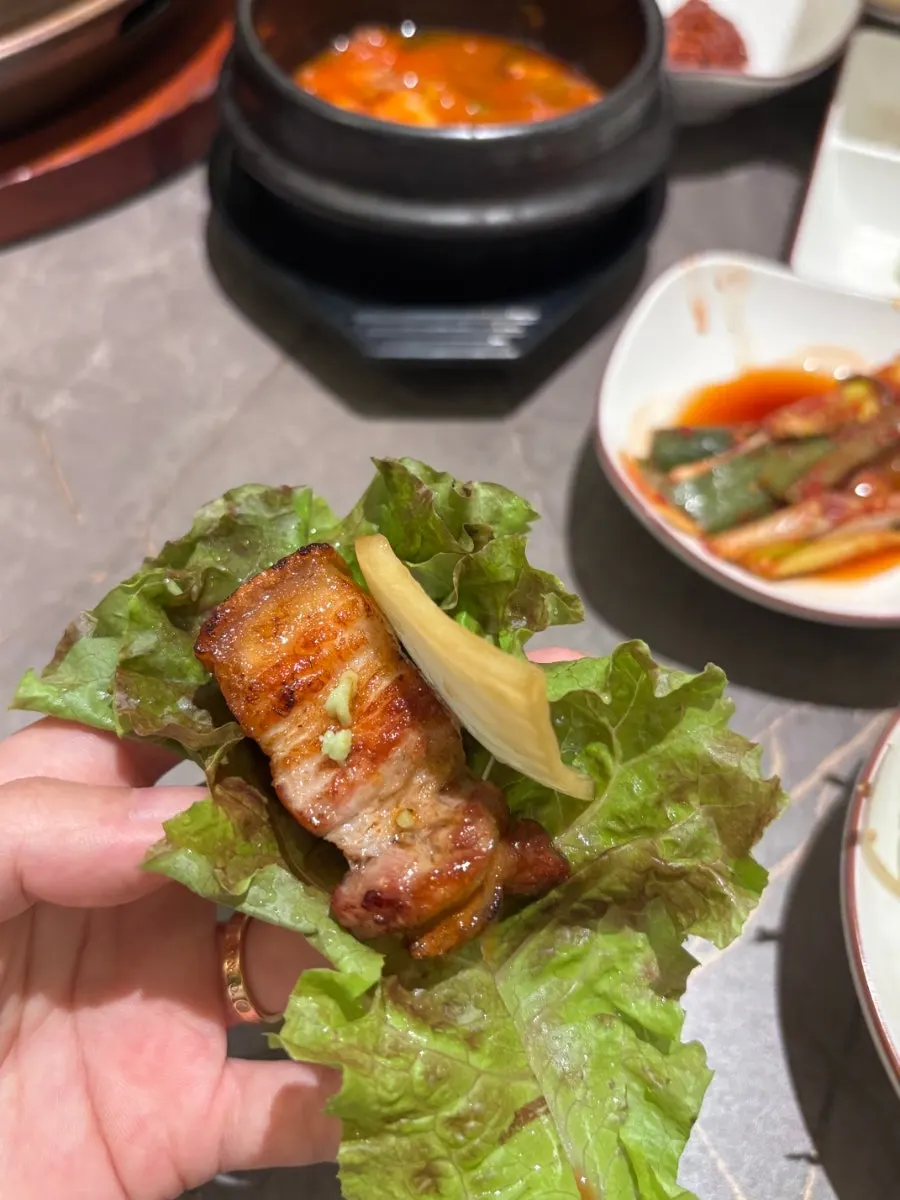 멜젓에 찍은 흑돼지 오겹살