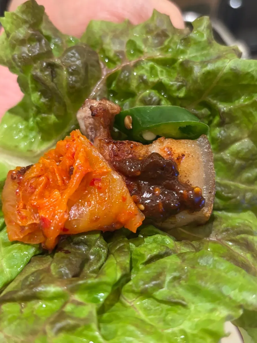 반찬과 곁들인 오겹살 한 점