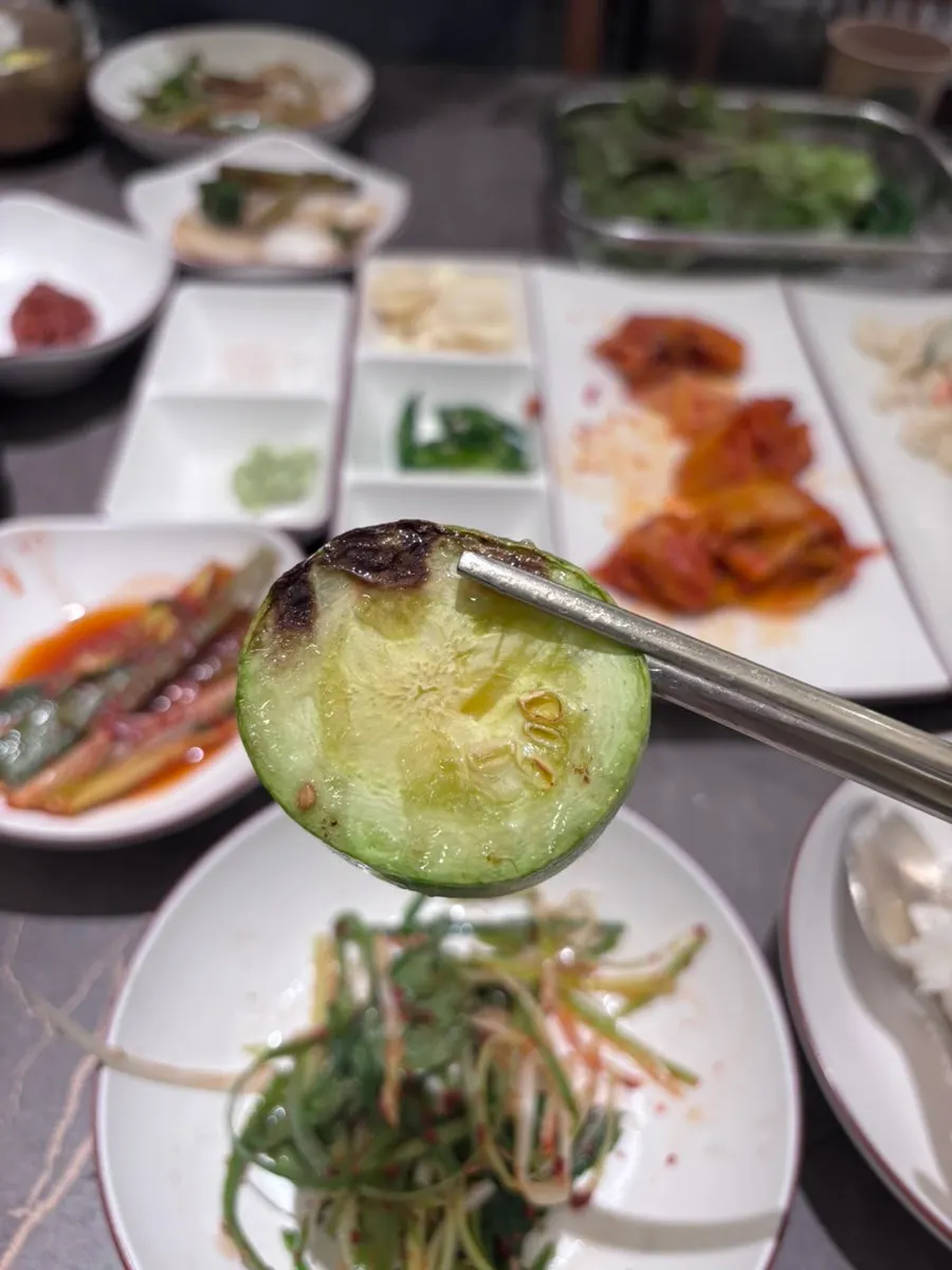 불판에 함께 구운 버섯과 호박, 꽈리고추