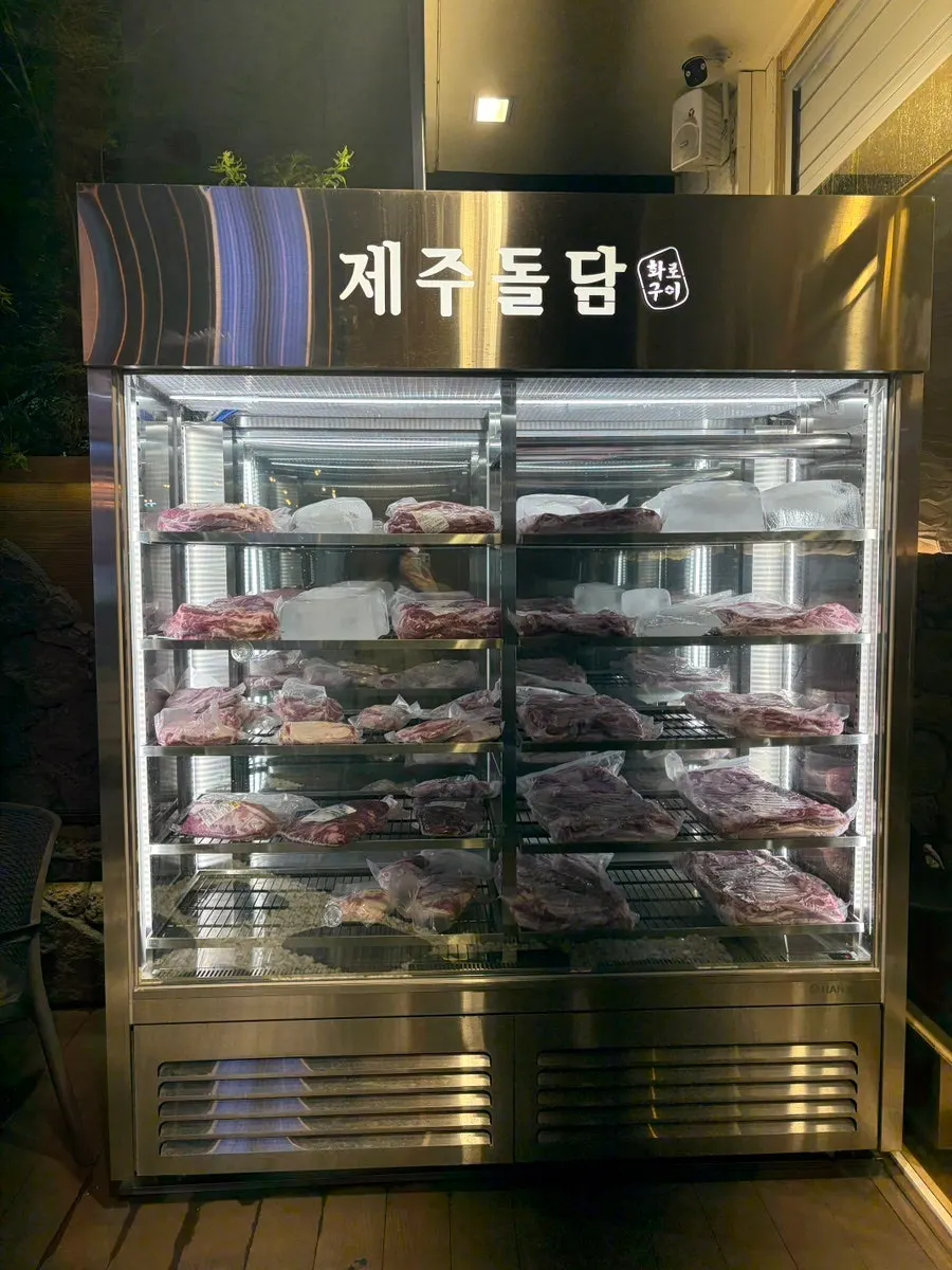 입구에 나열된 제주흑돼지 고기