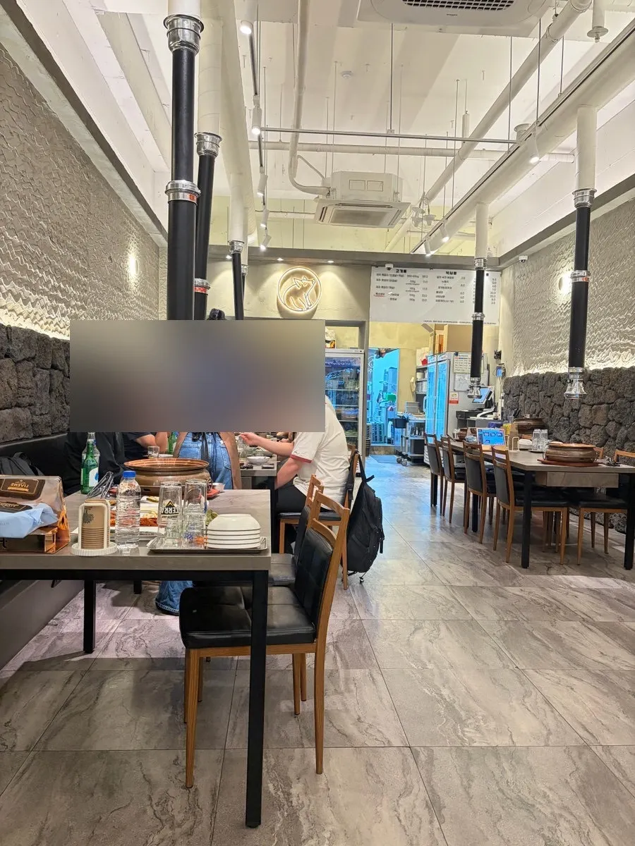 돌하르방 소품이 놓인 제주돌담 매장 내부