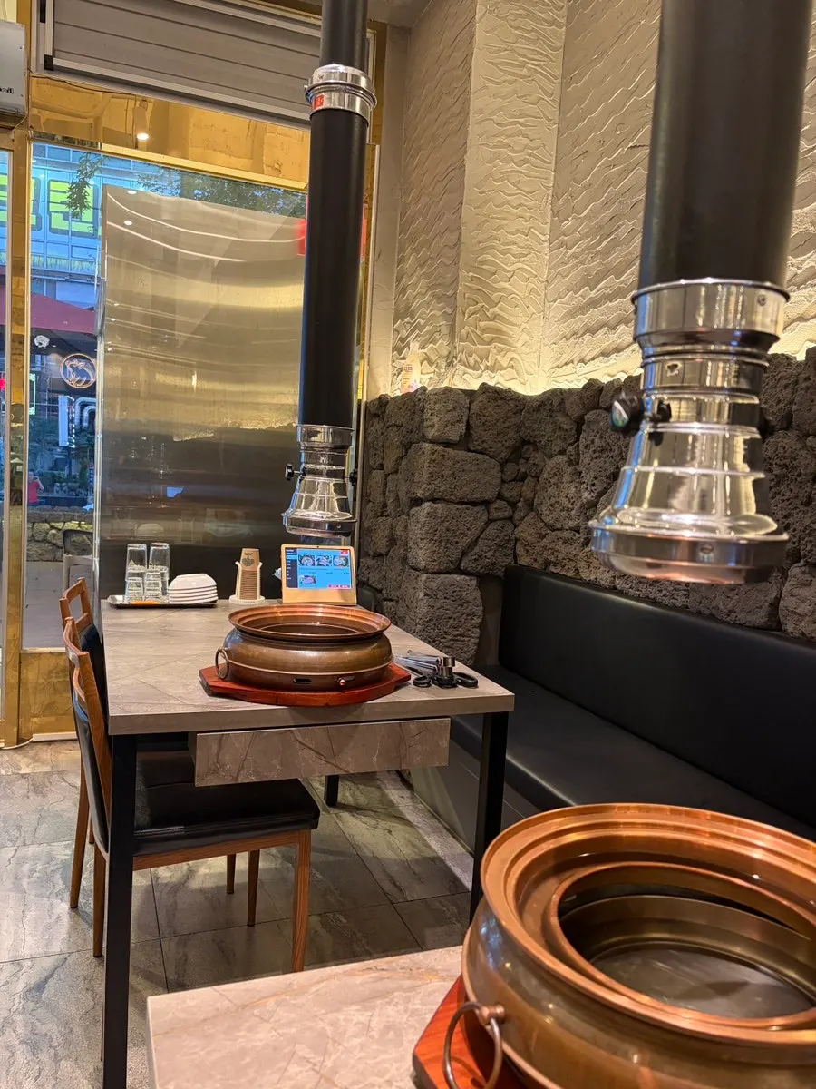 은은한 조명의 제주돌담 좌석