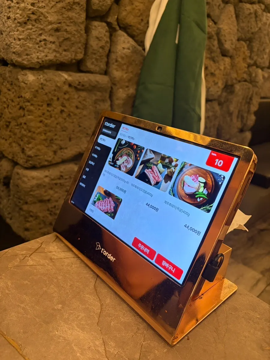 제주돌담 상남동본점 홀 내부 전경
