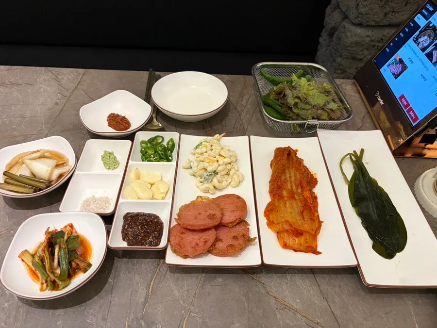 분홍소세지와 갈치속젓 등 곁들임 상차림