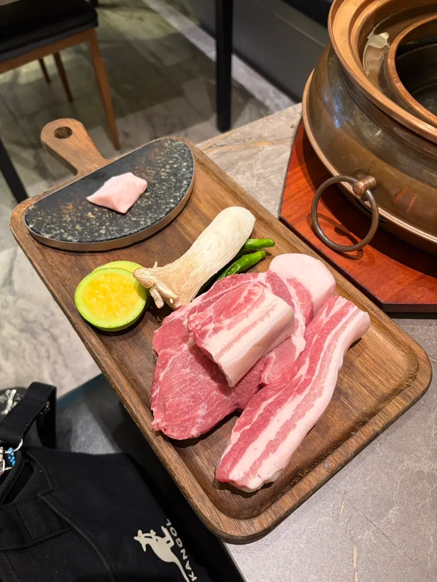 두툼한 오겹살과 목살로 구성된 제주흑돼지 세트