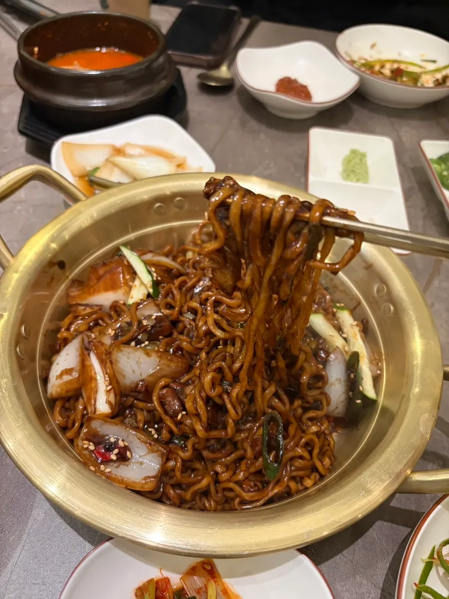 꾸덕한 짜파게티와 고기 한 점