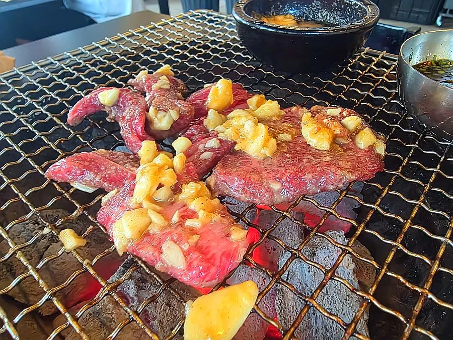 붉은 육색과 촘촘한 지방이 보이는 한우