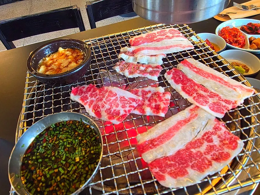 마늘이 올라간 마농갈비살 접시