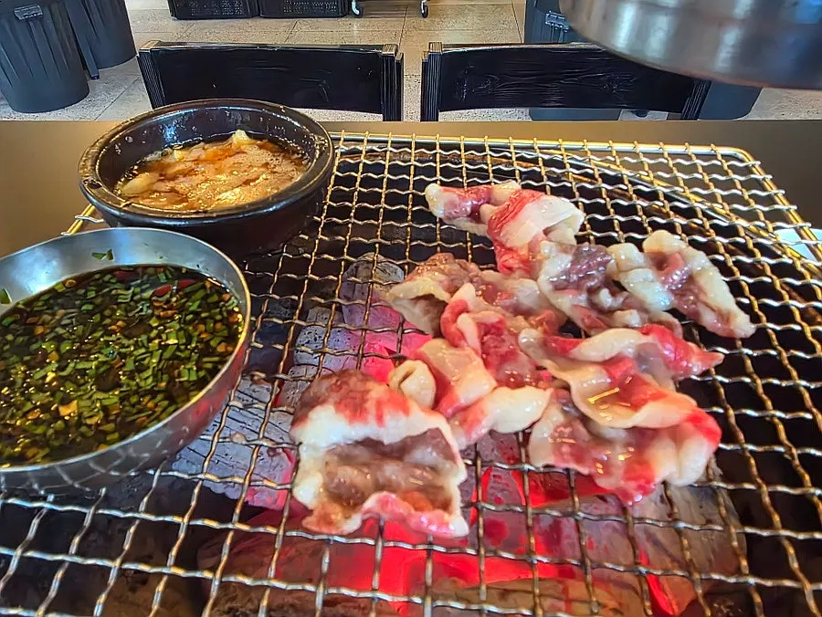 마농갈비살 위에 듬뿍 올려진 마늘